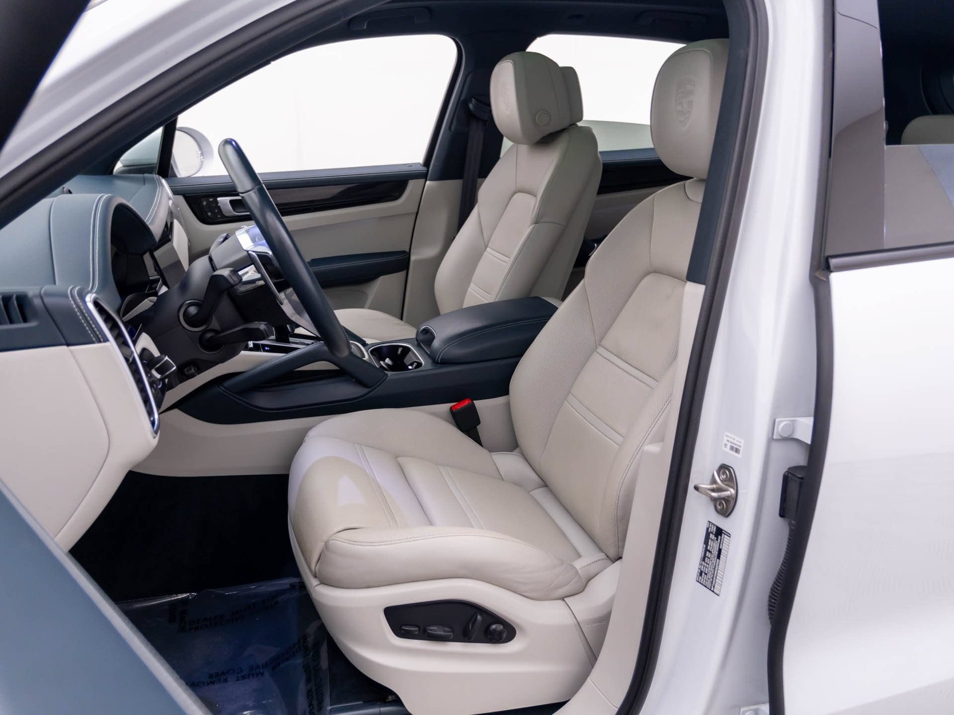 Certified 2022 Porsche Cayenne AWD/4WD image 5