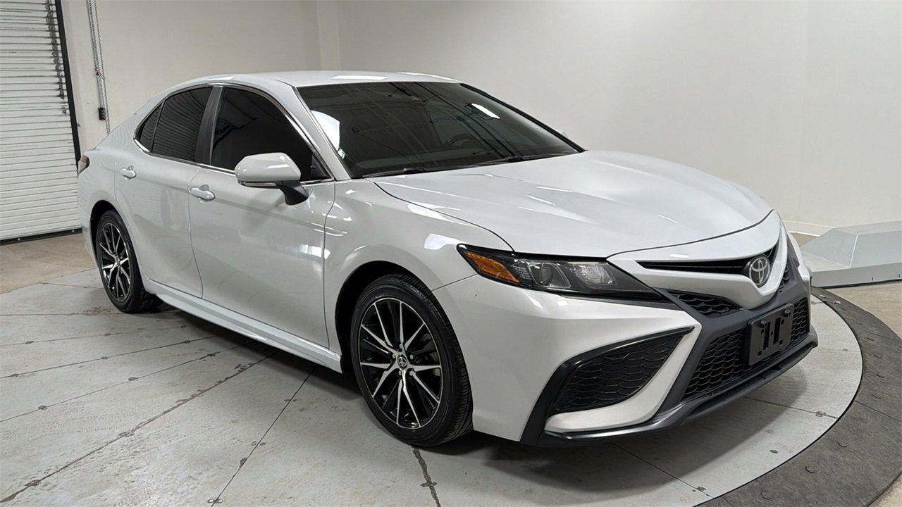 Certified 2022 Toyota Camry SE image 3