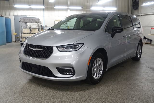 Used 2024 Chrysler Pacifica Touring-L FWD image 3