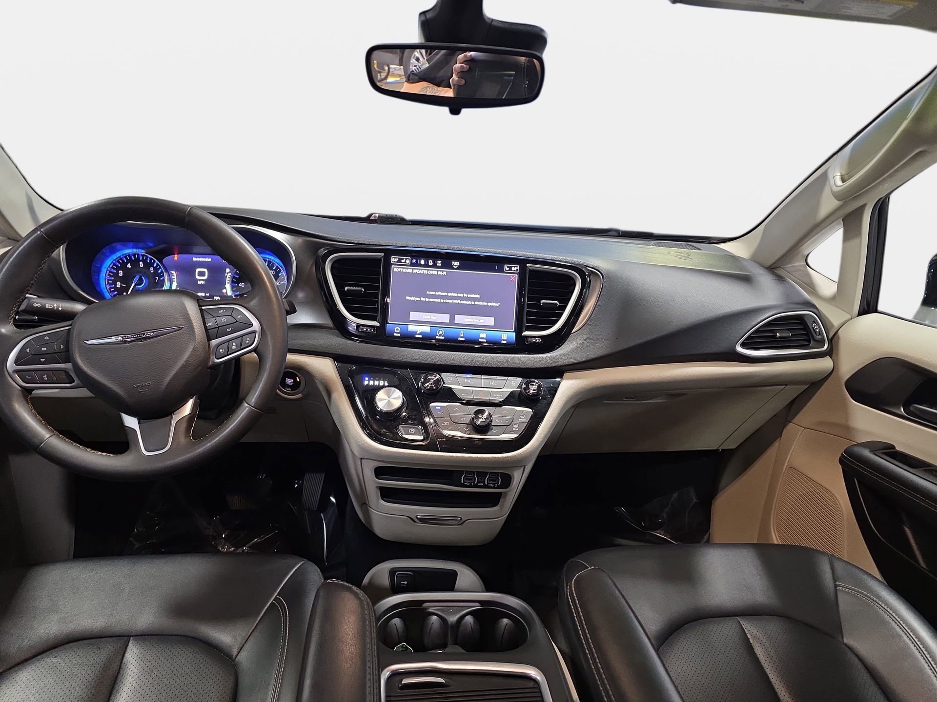 Used 2024 Chrysler Pacifica Touring-L FWD image 9