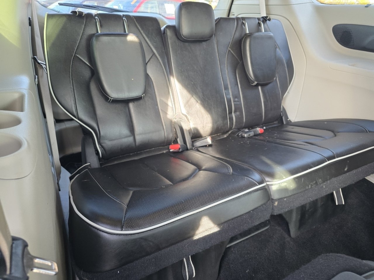 Used 2022 Chrysler Pacifica Limited w/ Uconnect Theater Family Group image 25