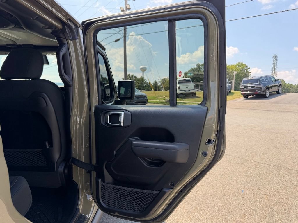 Used 2025 Jeep Gladiator Mojave w/ Convenience Group AWD/4WD image 31