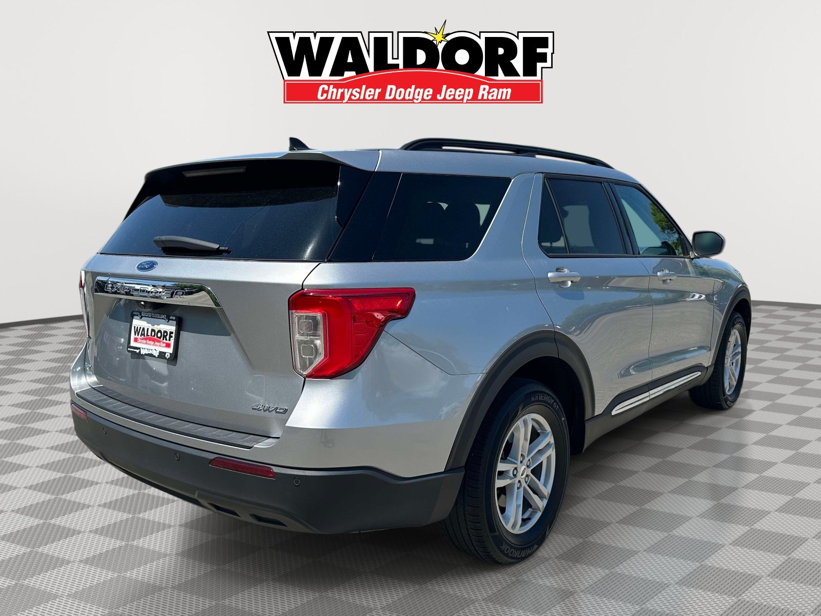 Used 2023 Ford Explorer XLT AWD/4WD image 6
