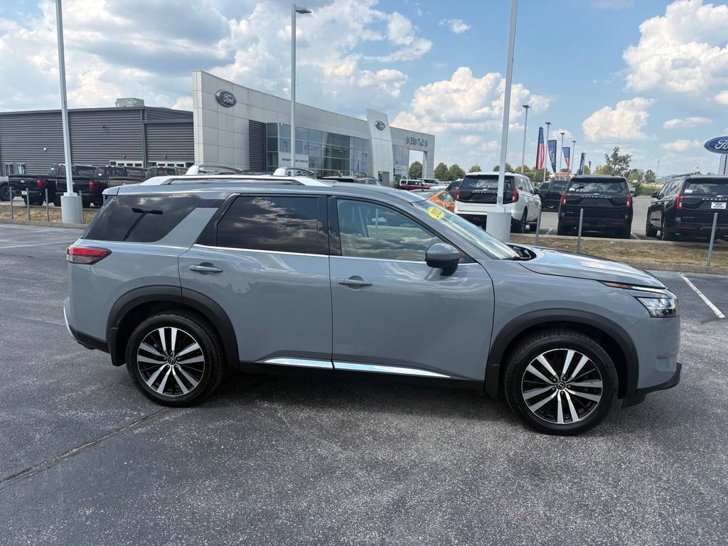Used 2023 Nissan Pathfinder Platinum w/ Cargo Package AWD/4WD image 4