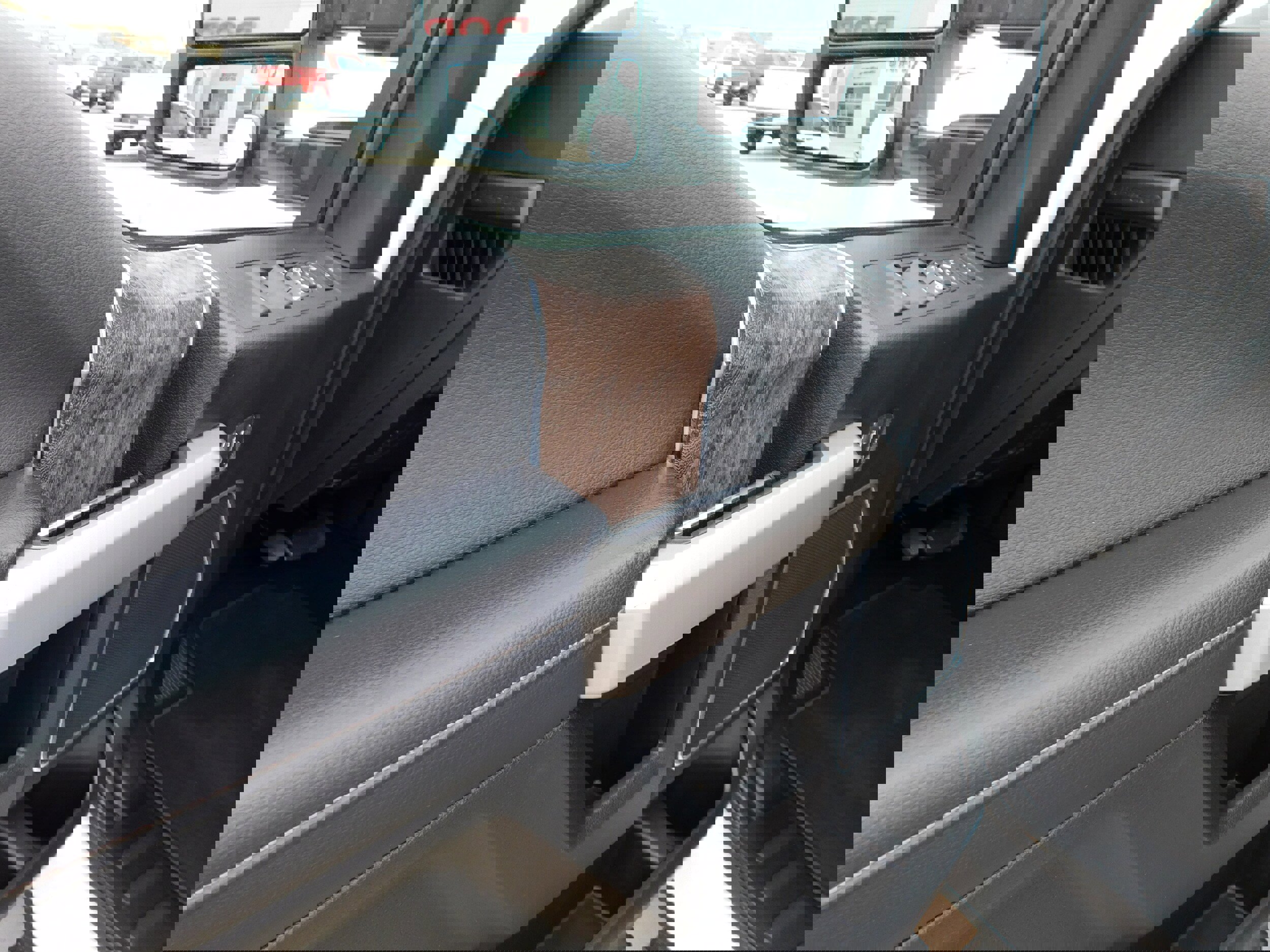 Used 2019 Ford F250 Lariat w/ Chrome Package image 16