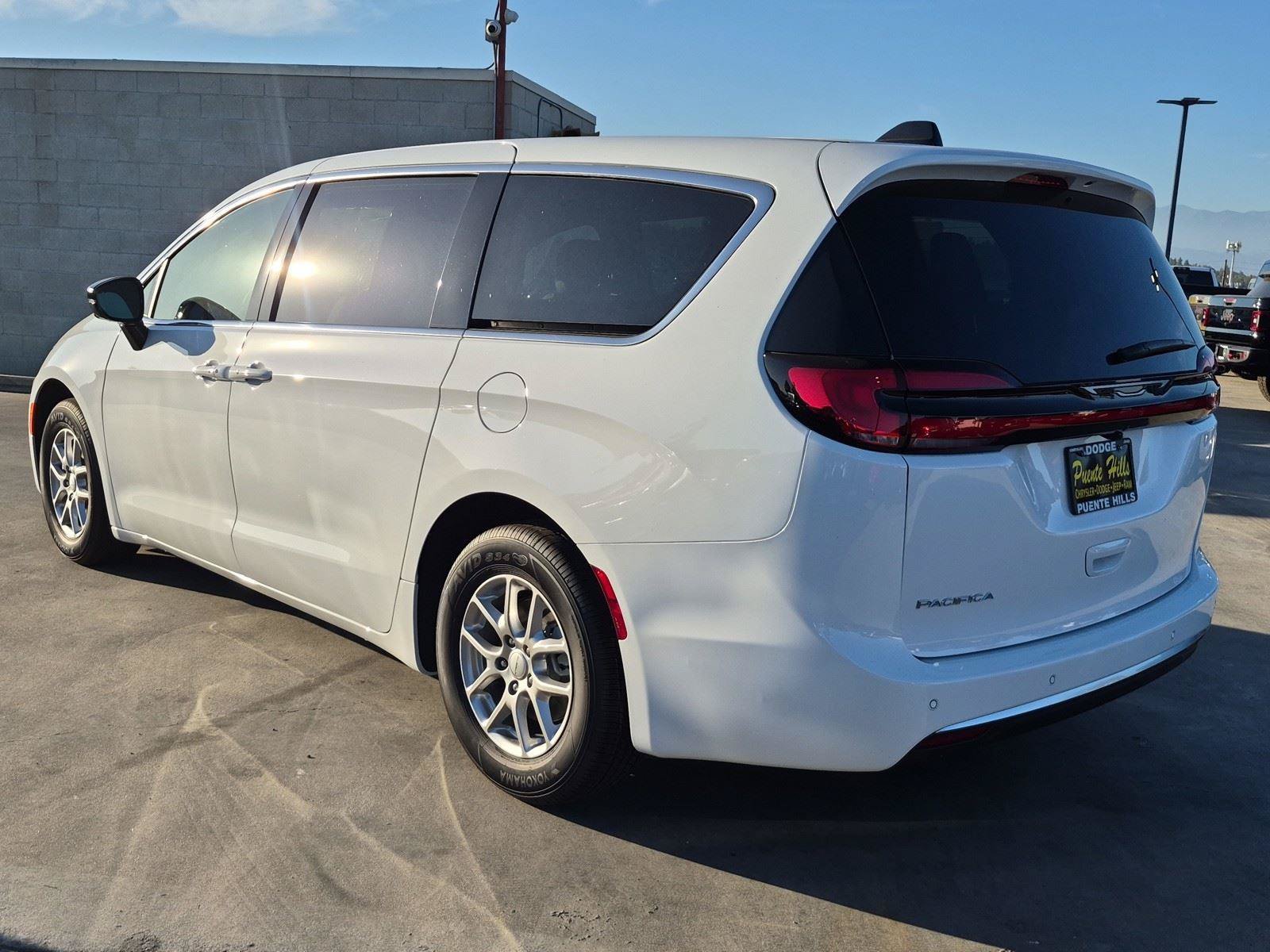 New 2027 Chrysler Pacifica Select w/ Family Tech Group FWD image 4