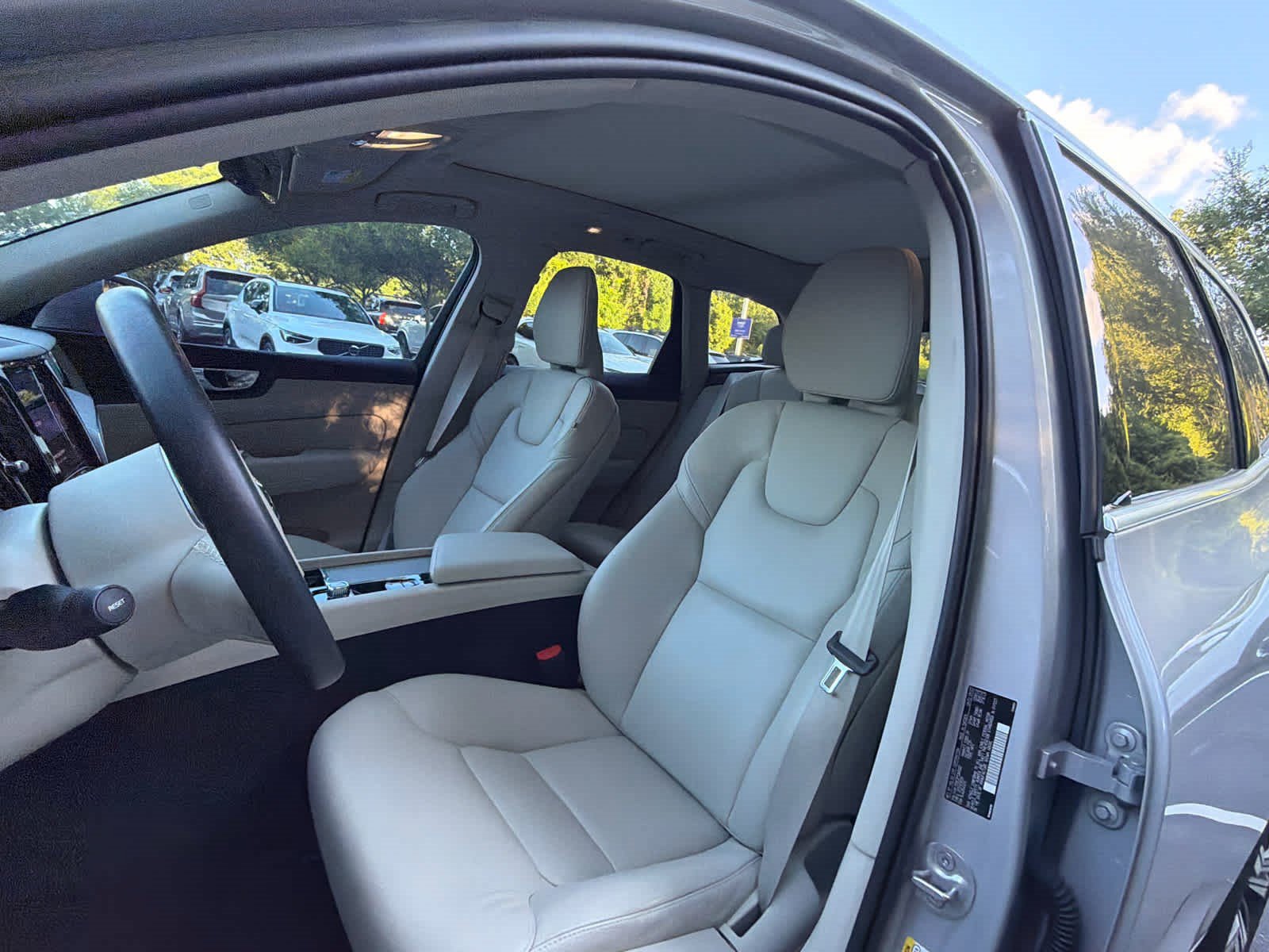 Certified 2023 Volvo XC60 B5 Plus w/ Protection Package Premier FWD image 26