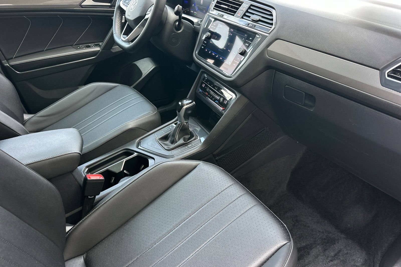 Used 2023 Volkswagen Tiguan SE w/ Panoramic Sunroof Package FWD image 17
