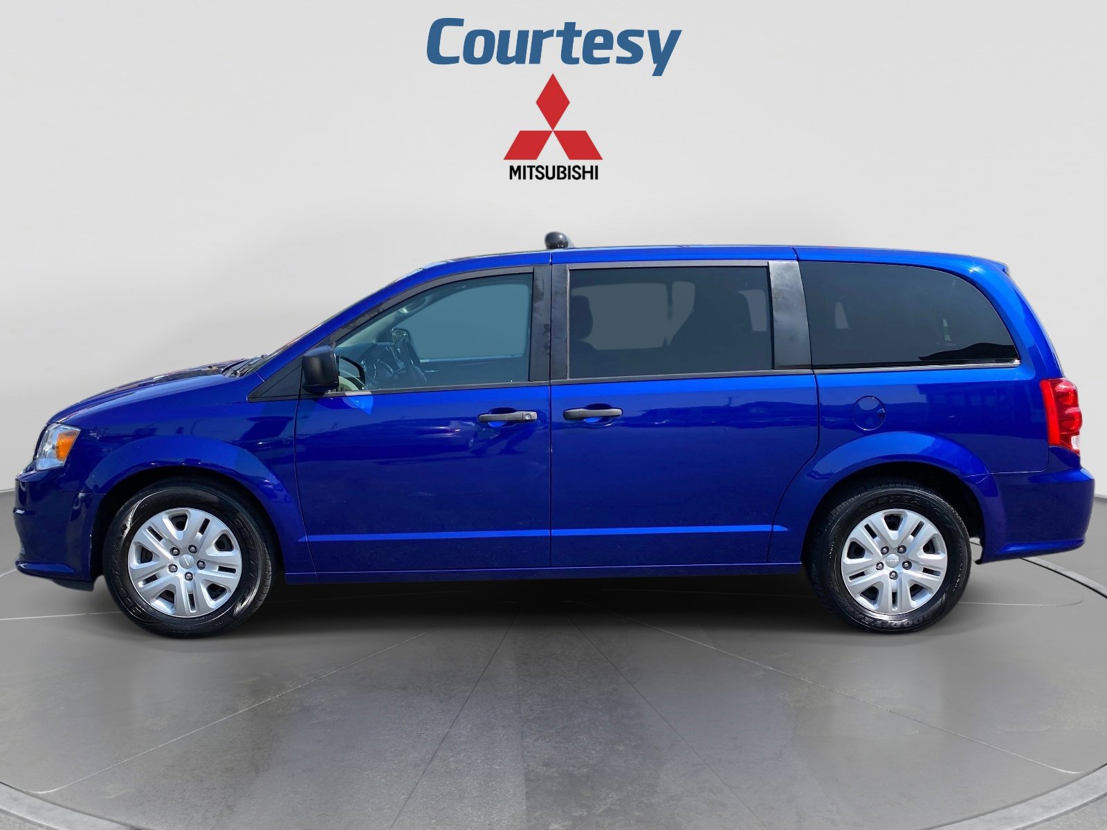 Used 2019 Dodge Grand Caravan SE FWD image 2