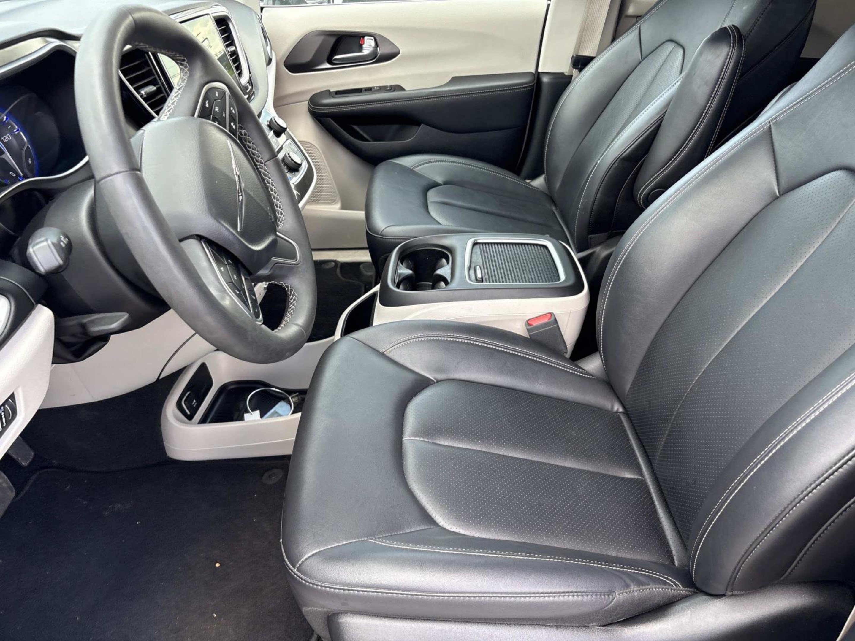 Used 2024 Chrysler Pacifica Touring-L FWD image 23