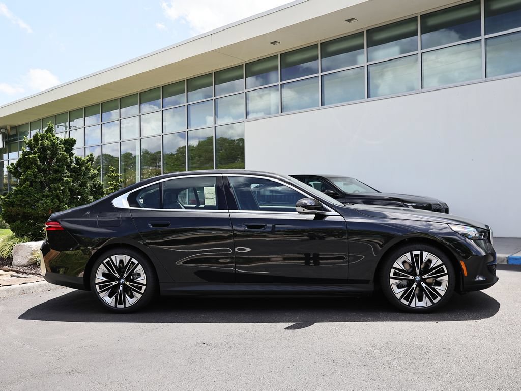 New 2027 BMW i5 xDrive40 w/ Premium Package AWD/4WD image 4