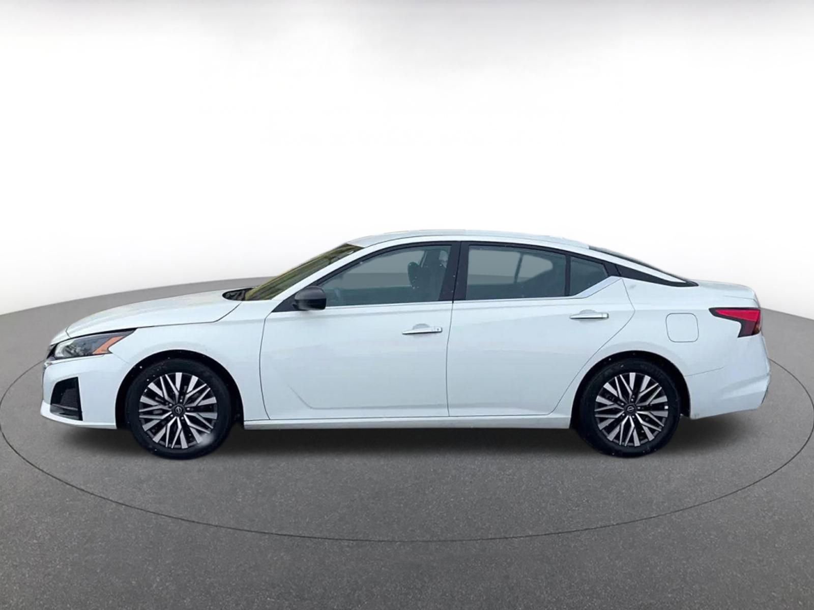 Used 2025 Nissan Altima 2.5 SV image 9