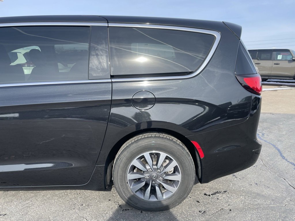 Used 2024 Chrysler Pacifica Select image 39