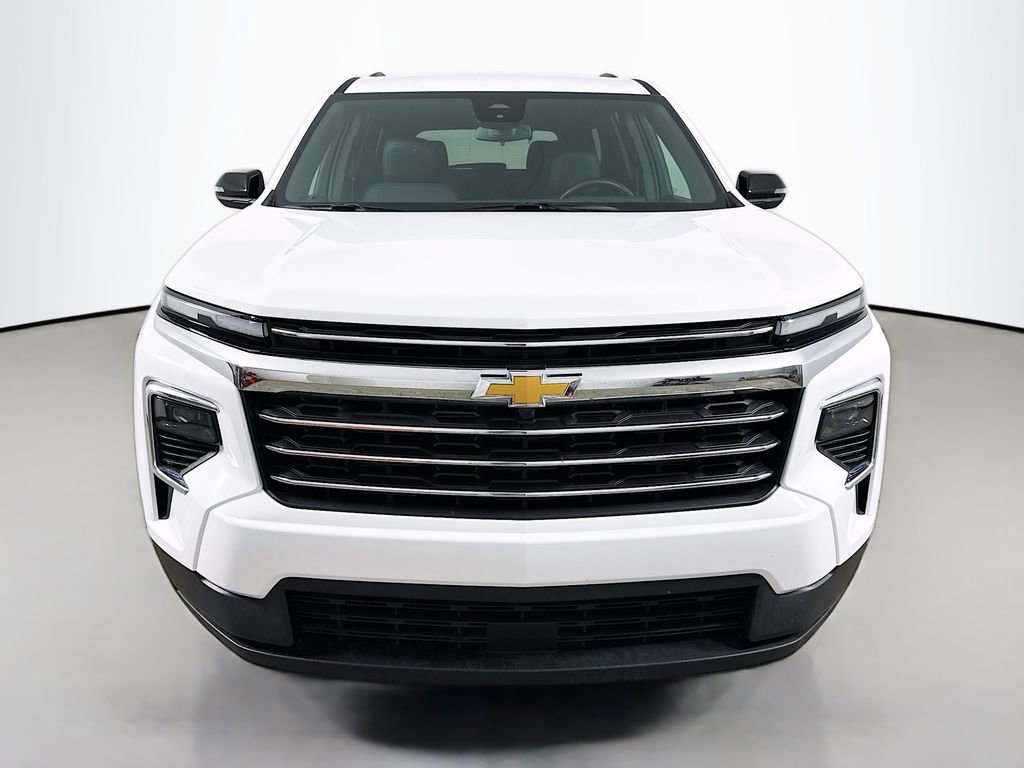 Used 2025 Chevrolet Traverse LT image 2