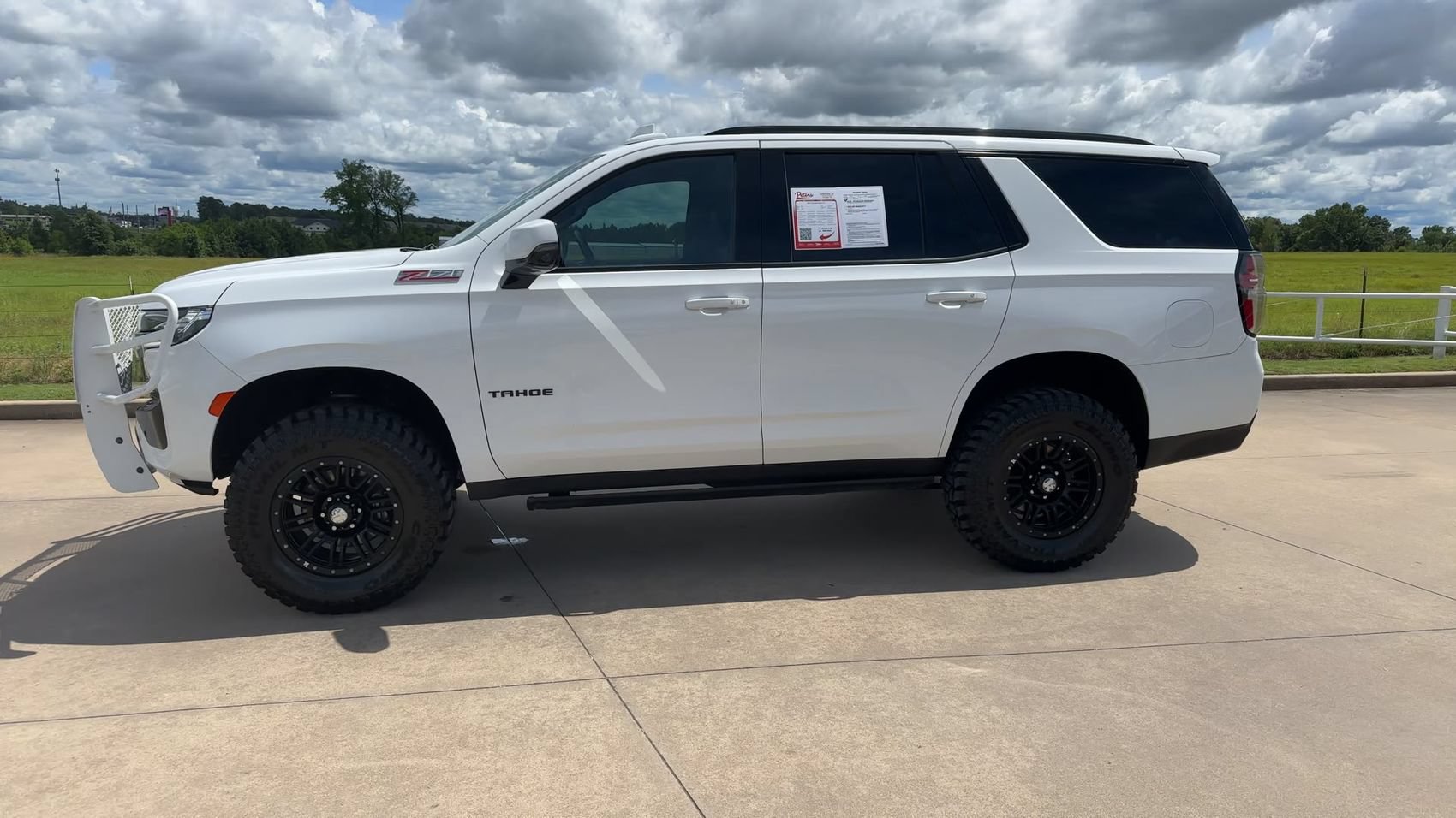 Used 2021 Chevrolet Tahoe Z71 w/ Luxury Package AWD/4WD image 4