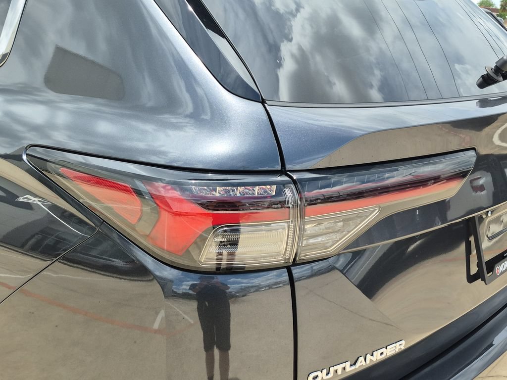 Used 2025 Mitsubishi Outlander SE AWD/4WD image 11