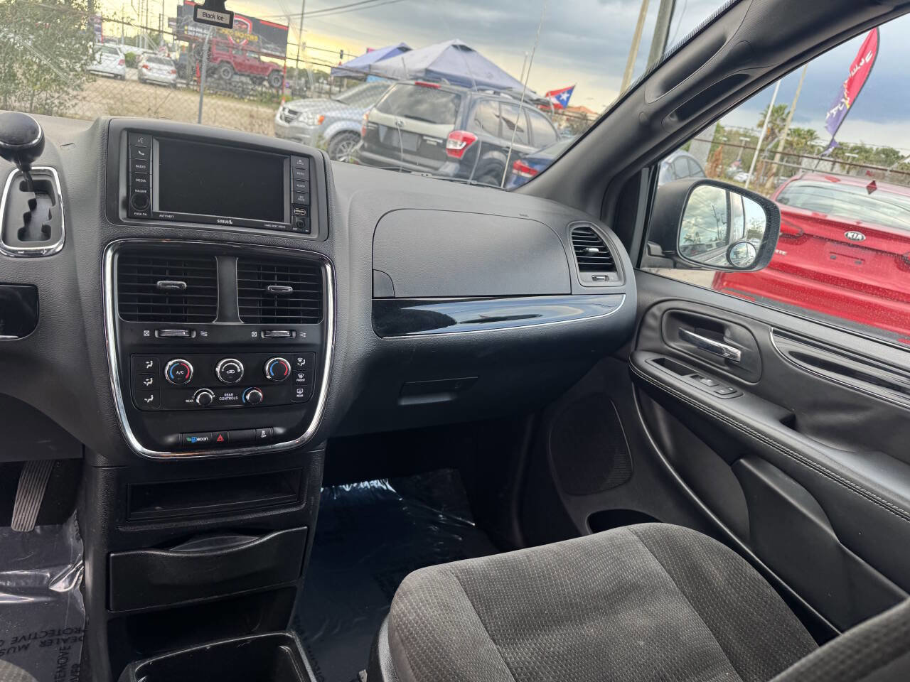 Used 2018 Dodge Grand Caravan SE FWD image 4