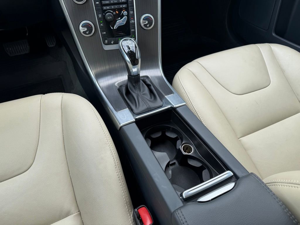 Used 2016 Volvo XC60 T6 w/ Climate Package image 16