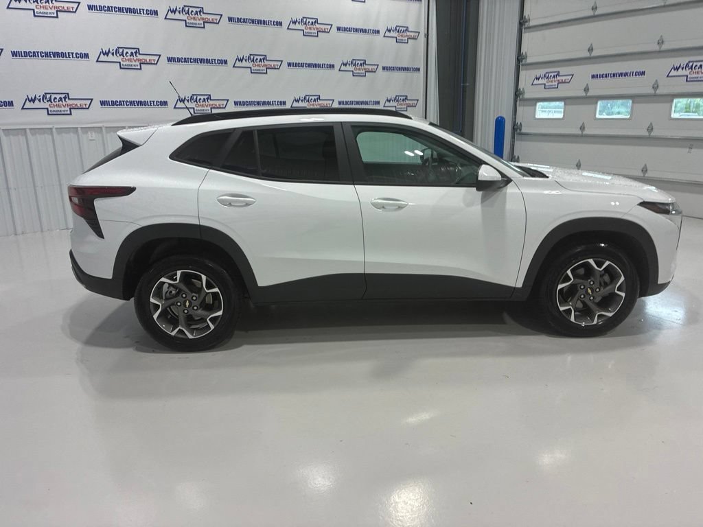 Used 2025 Chevrolet Trax LT FWD image 7