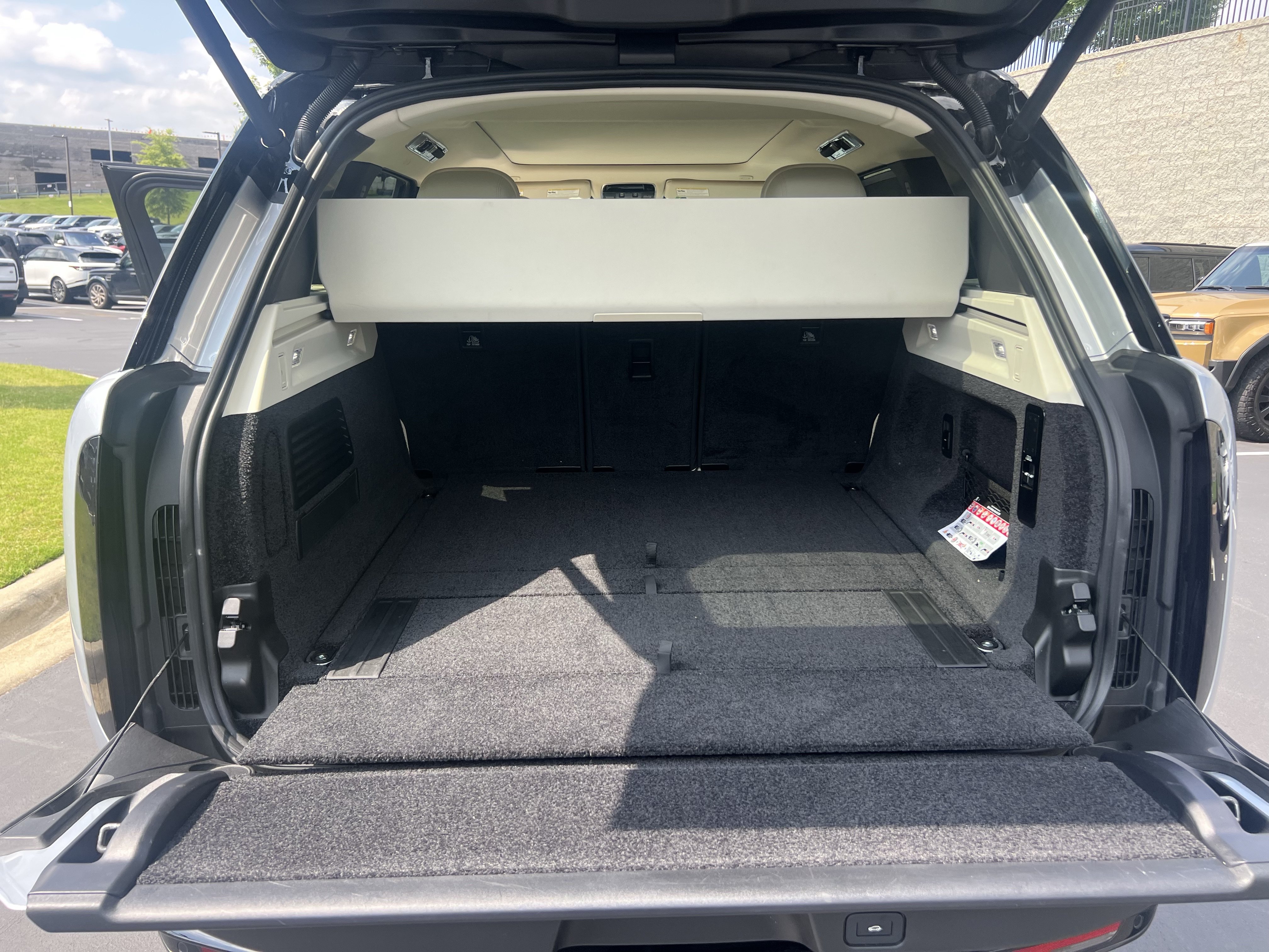 Certified 2025 Land Rover Range Rover SE AWD/4WD image 37