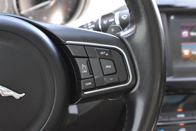 Used 2017 Jaguar XE Premium RWD image 16