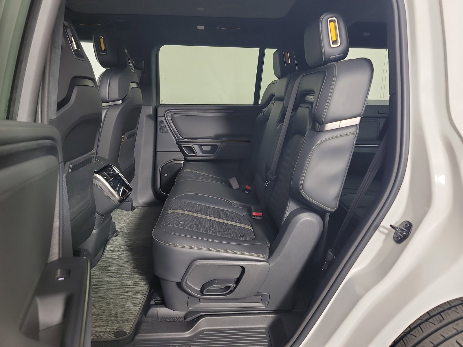 Used 2024 Rivian R1S Adventure AWD/4WD image 21