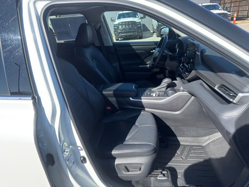 Used 2021 Toyota Highlander XLE image 32