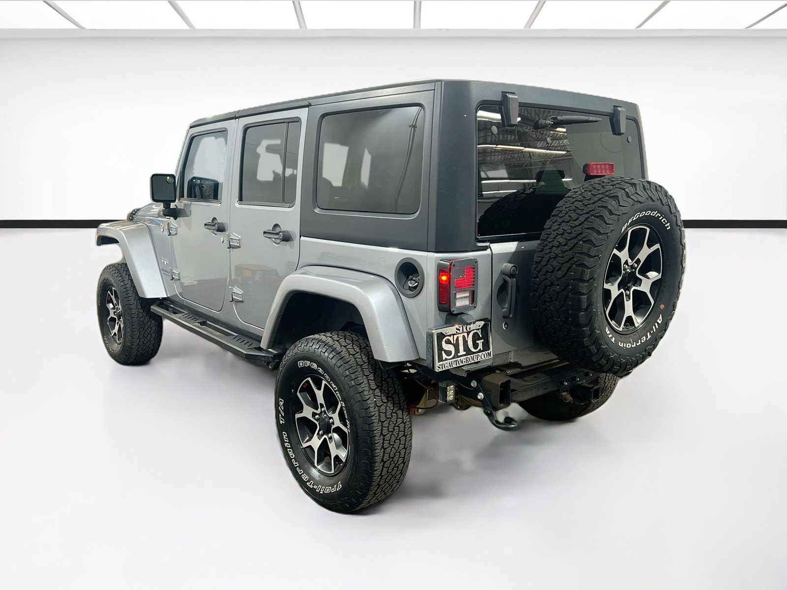 Used 2016 Jeep Wrangler Unlimited Sahara w/ Max Tow Package AWD/4WD image 6