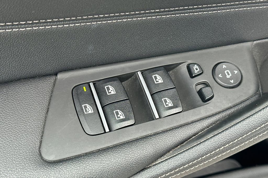 Used 2023 BMW 530e w/ M Sport Package image 11