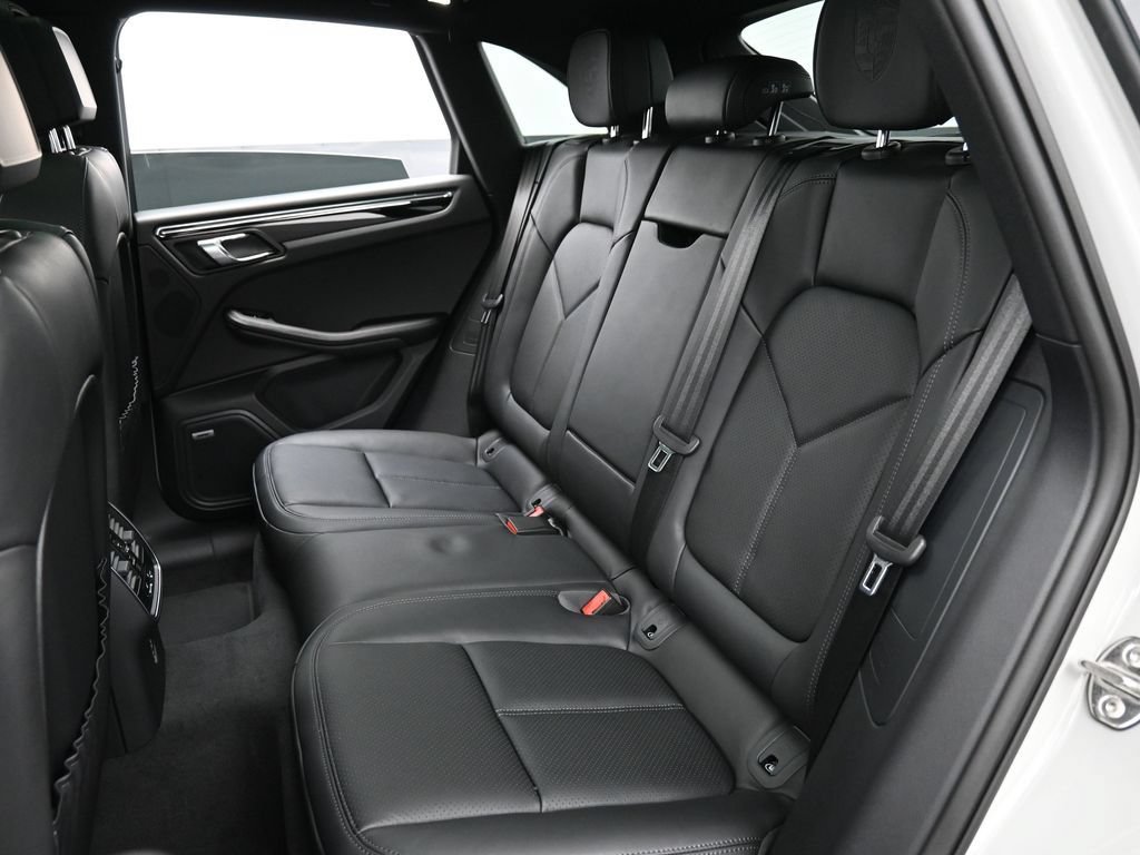 Certified 2026 Porsche Macan AWD/4WD image 23