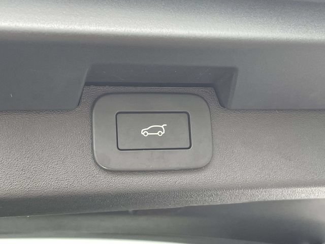 Used 2025 Land Rover Discovery Dynamic SE AWD/4WD image 16