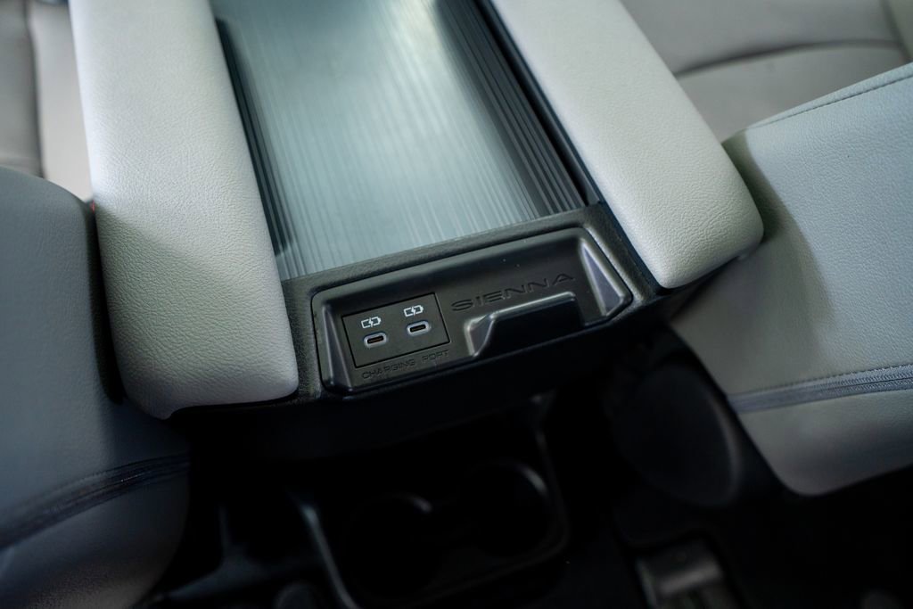 Used 2025 Toyota Sienna XLE image 42