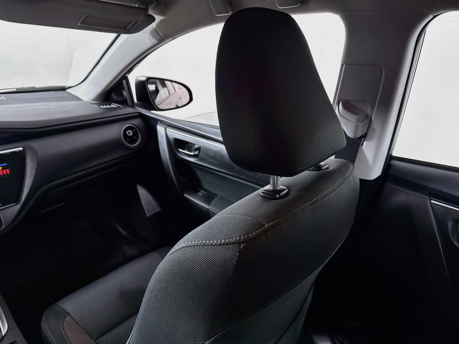 Used 2018 Toyota Corolla LE FWD image 18