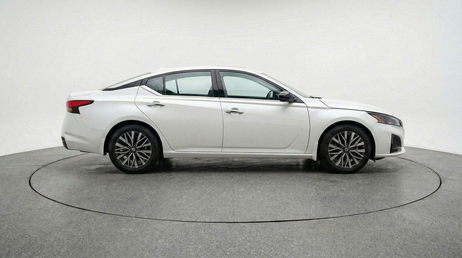 Used 2025 Nissan Altima 2.5 SV FWD image 11