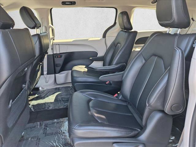 Used 2024 Chrysler Pacifica Limited FWD image 18