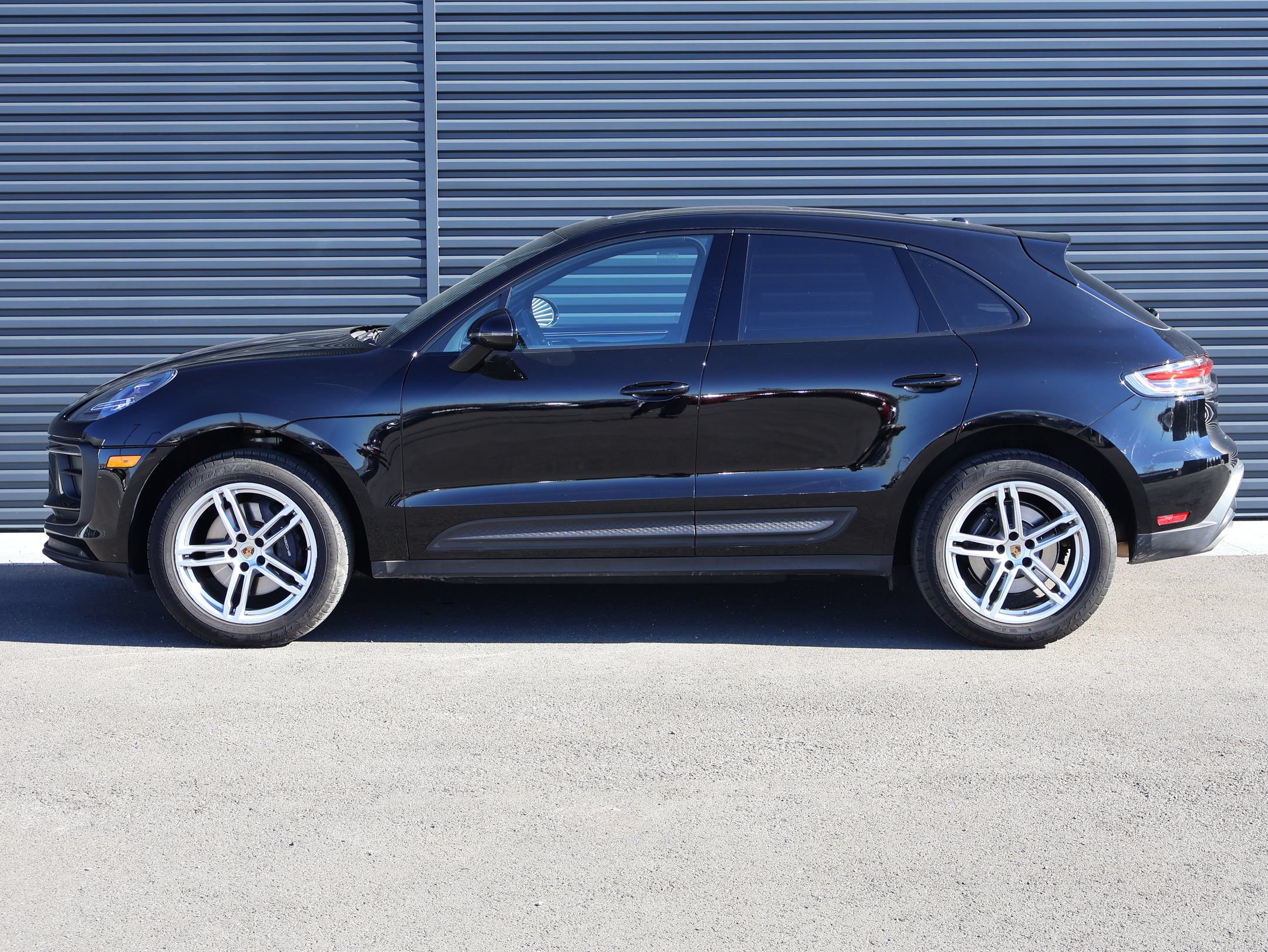 Certified 2023 Porsche Macan AWD/4WD image 2