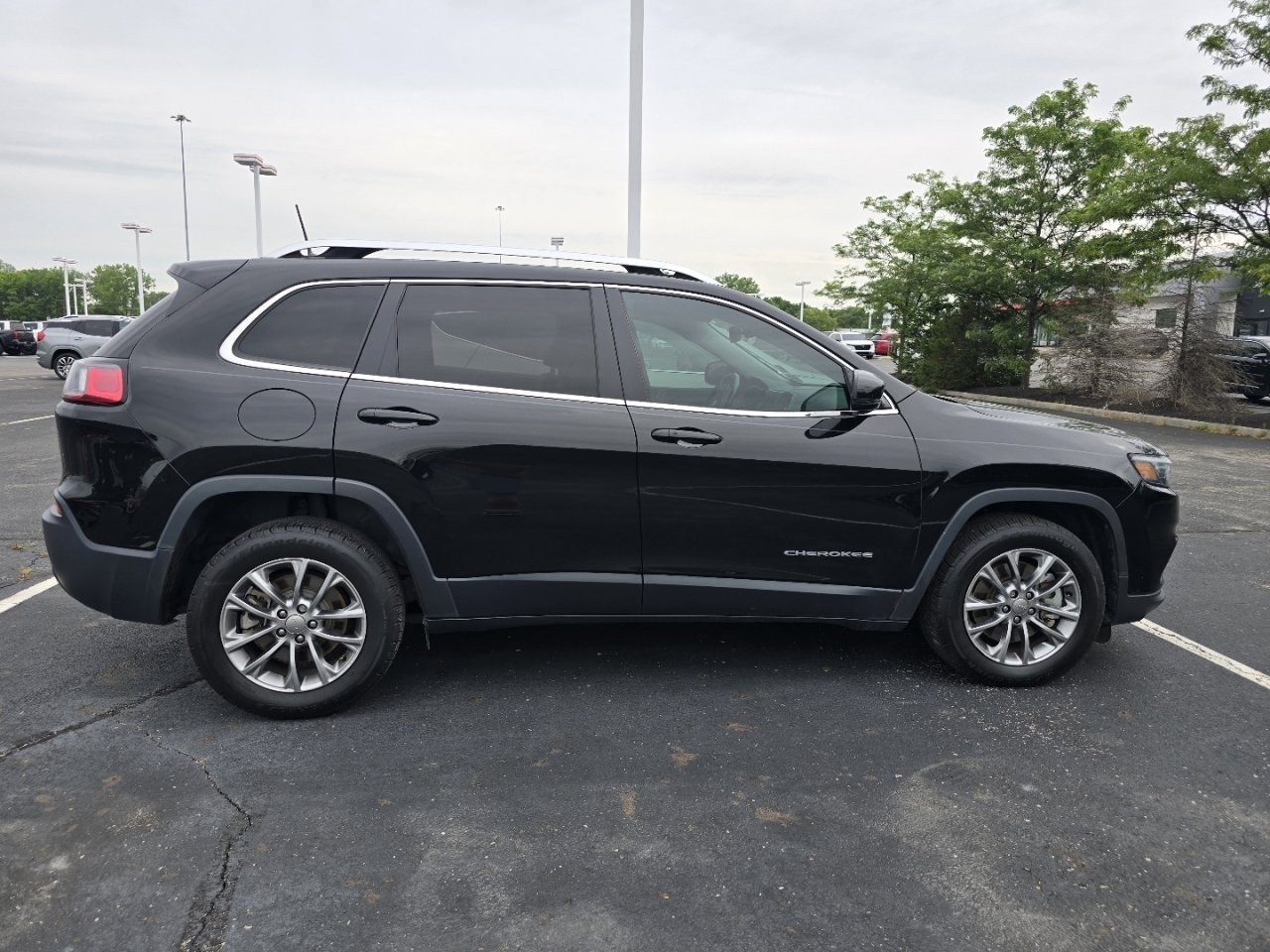 Used 2019 Jeep Cherokee Latitude Plus w/ Comfort/Convenience Group FWD image 8