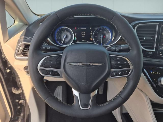 Used 2023 Chrysler Pacifica Limited FWD image 19