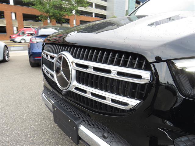 Used 2025 Mercedes-Benz GLE 450e 4MATIC w/ Driver Assistance Package image 28
