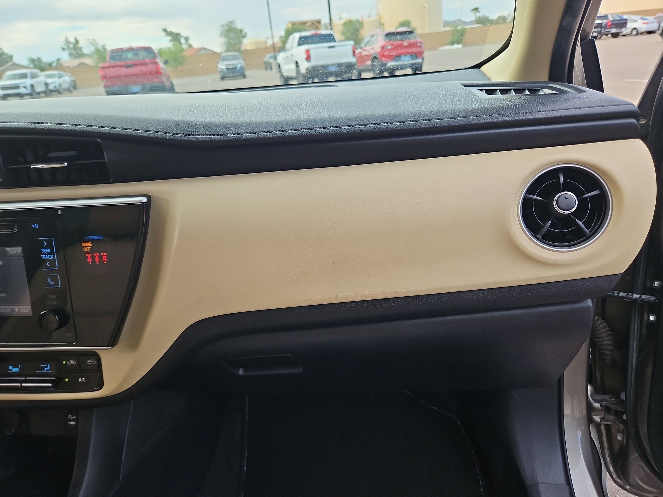 Used 2018 Toyota Corolla LE w/ Carpet Mat Package (TMS) FWD image 28