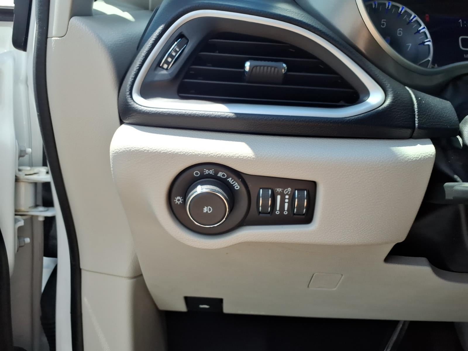 Used 2022 Chrysler Pacifica Touring-L FWD image 10