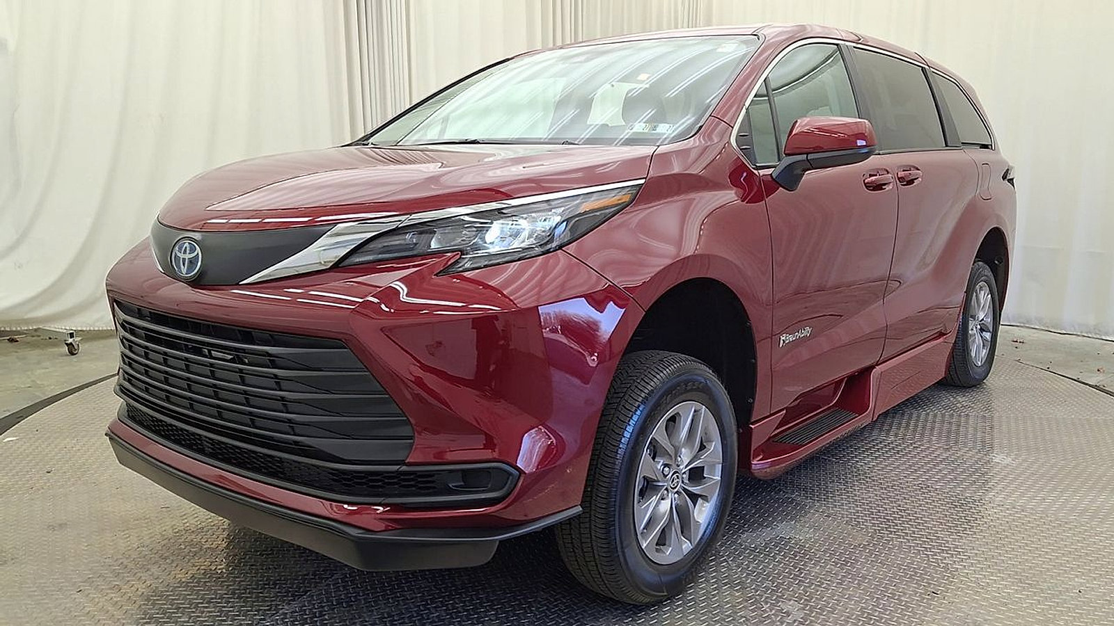 Used 2024 Toyota Sienna LE FWD image 7