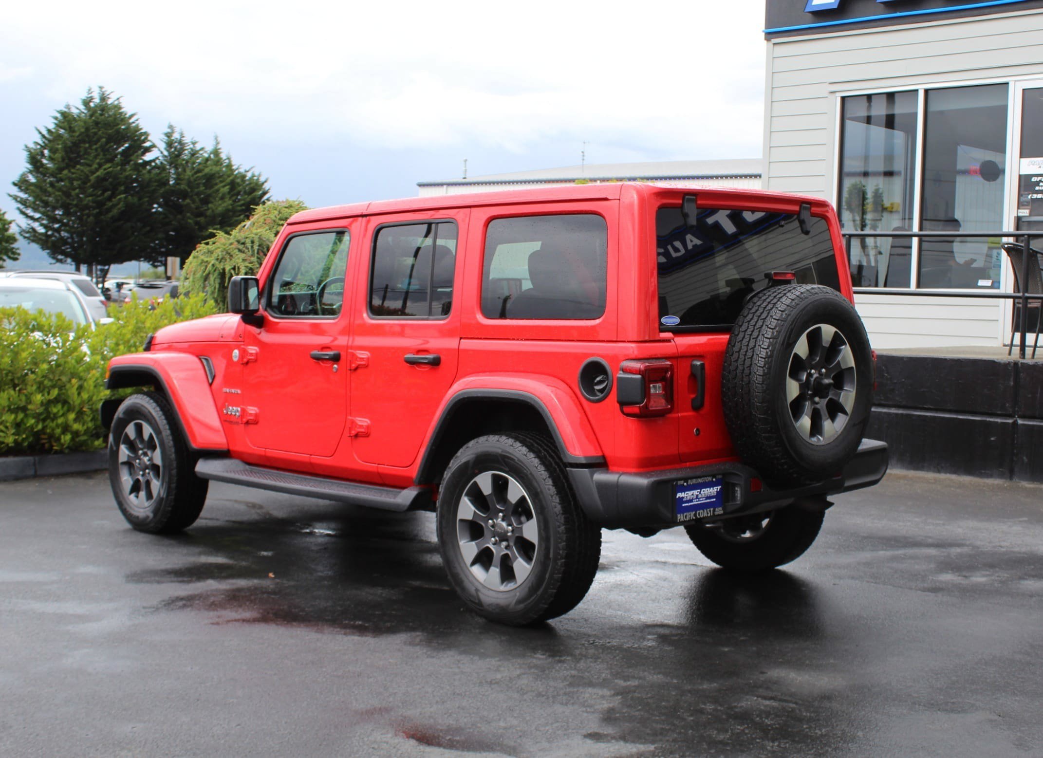 Used 2018 Jeep Wrangler Unlimited Sahara w/ Uconnect 4C Nav & Sound Group AWD/4WD image 4