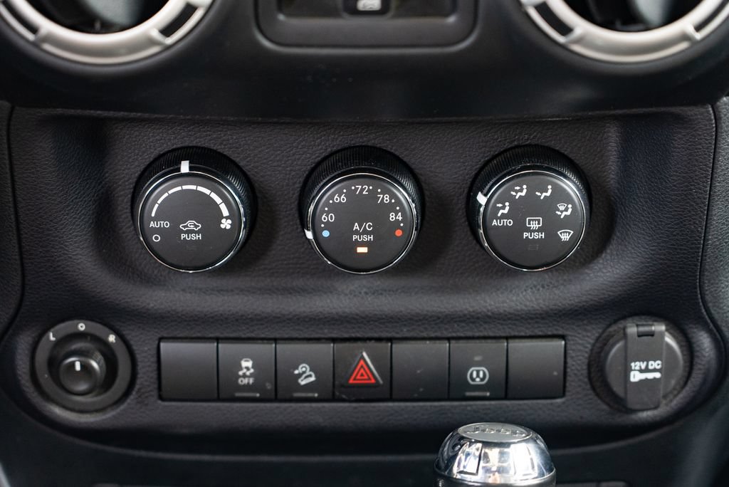 Used 2016 Jeep Wrangler Unlimited Rubicon w/ Connectivity Group AWD/4WD image 13