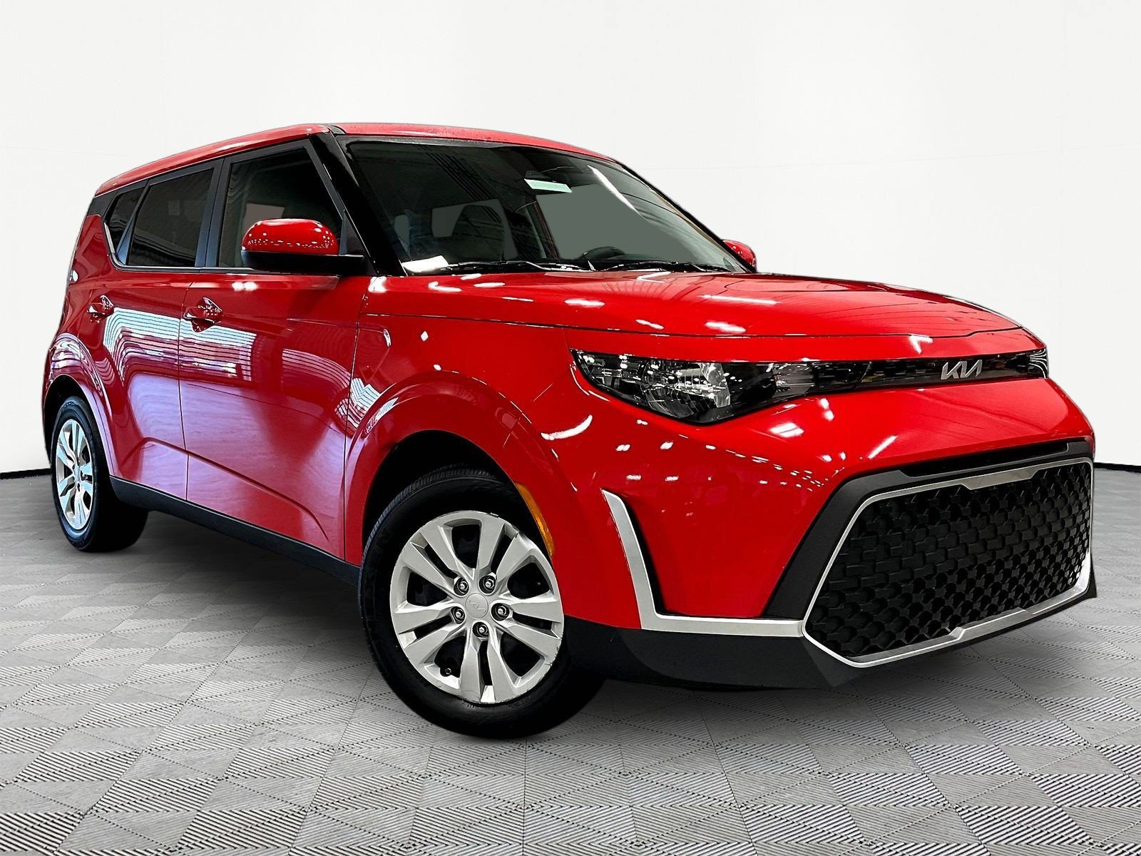 Used 2025 Kia Soul LX FWD image 3