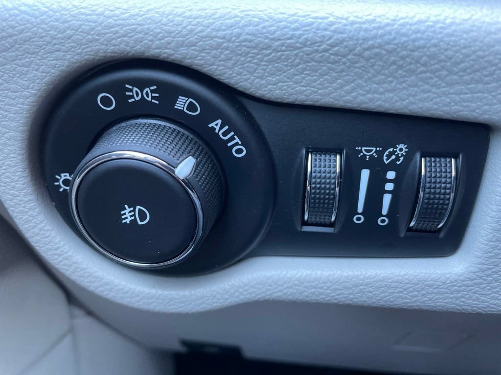 Used 2017 Chrysler Pacifica Touring-L FWD image 17