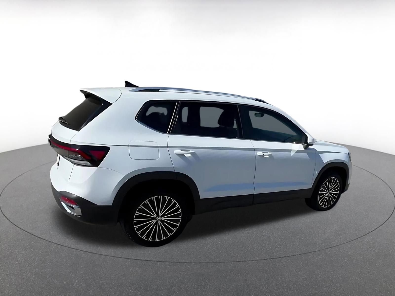 Used 2025 Volkswagen Taos SE FWD image 15