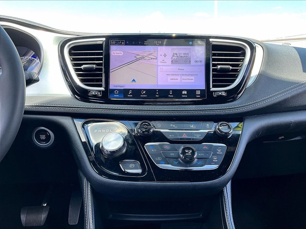 Used 2025 Chrysler Pacifica Limited FWD image 19