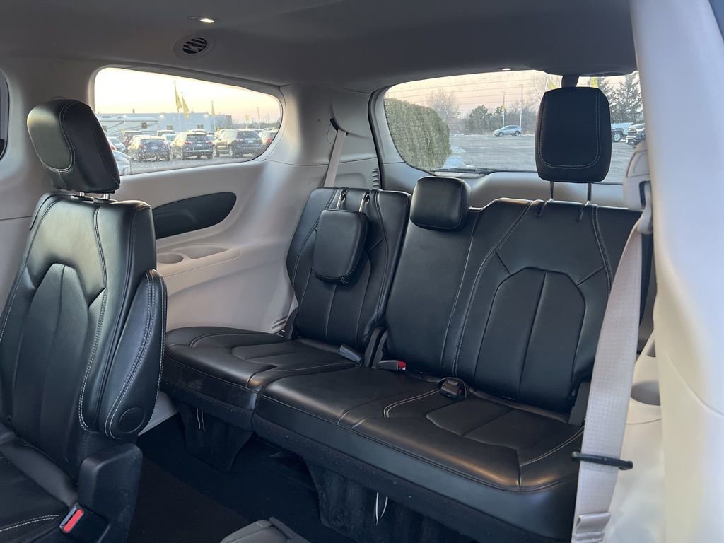 Used 2024 Chrysler Pacifica Touring-L image 28