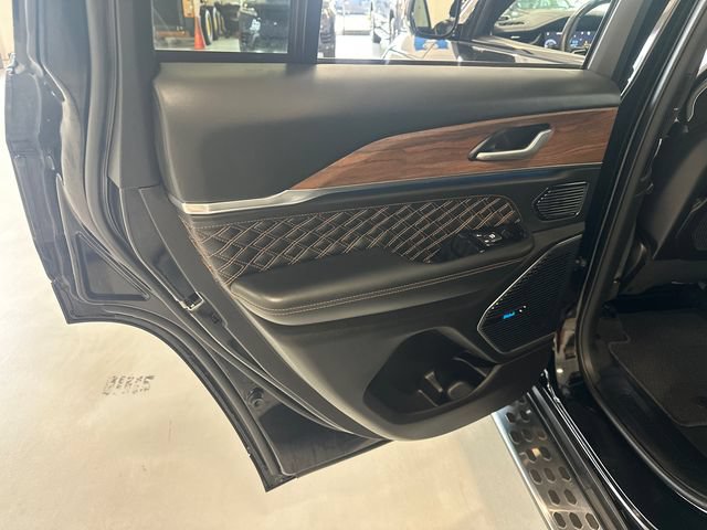 Used 2023 Jeep Grand Cherokee Summit AWD/4WD image 27